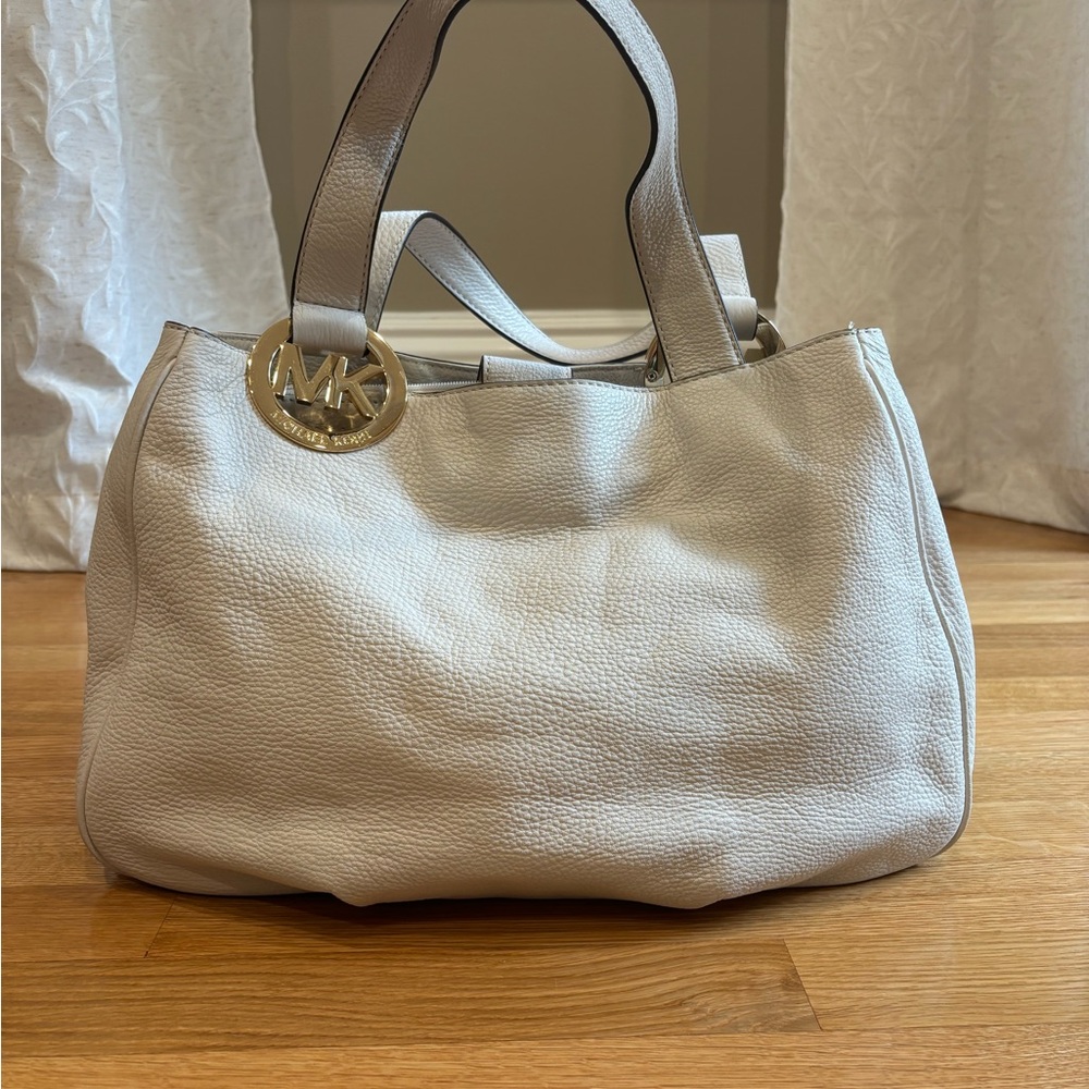 Michael Kors White Leather Shoulder Bag with Magnetic Closure